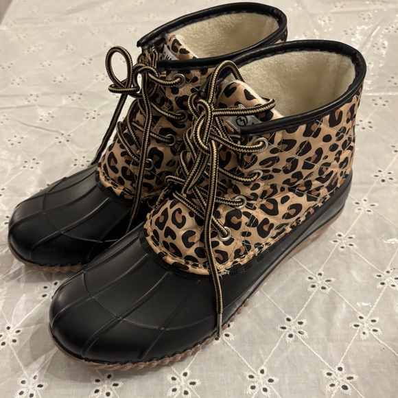 Magellan Outdoors Black and Leopard Print Winter Boots Size 8 - Picture 1 of 10